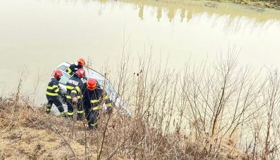 Lesodródott az útról, a Bodza folyóba zuhant egy autó