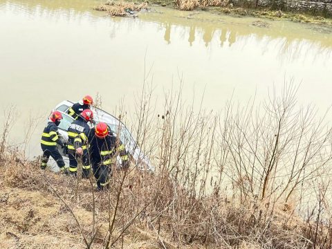 Lesodródott az útról, a Bodza folyóba zuhant egy autó