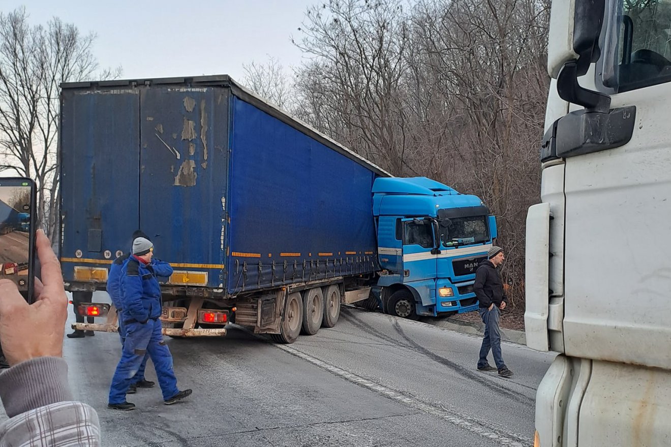Keresztbefordult teherautó miatt állt a forgalom Sepsibükszád közelében