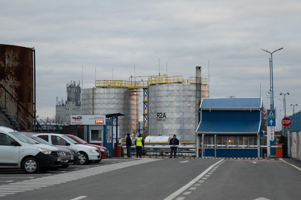 A bitumengyárnak többször szponzorizálta a helységet, de kéretlen „ajándékot” is ad. Fotó: Tuchiluș Alex