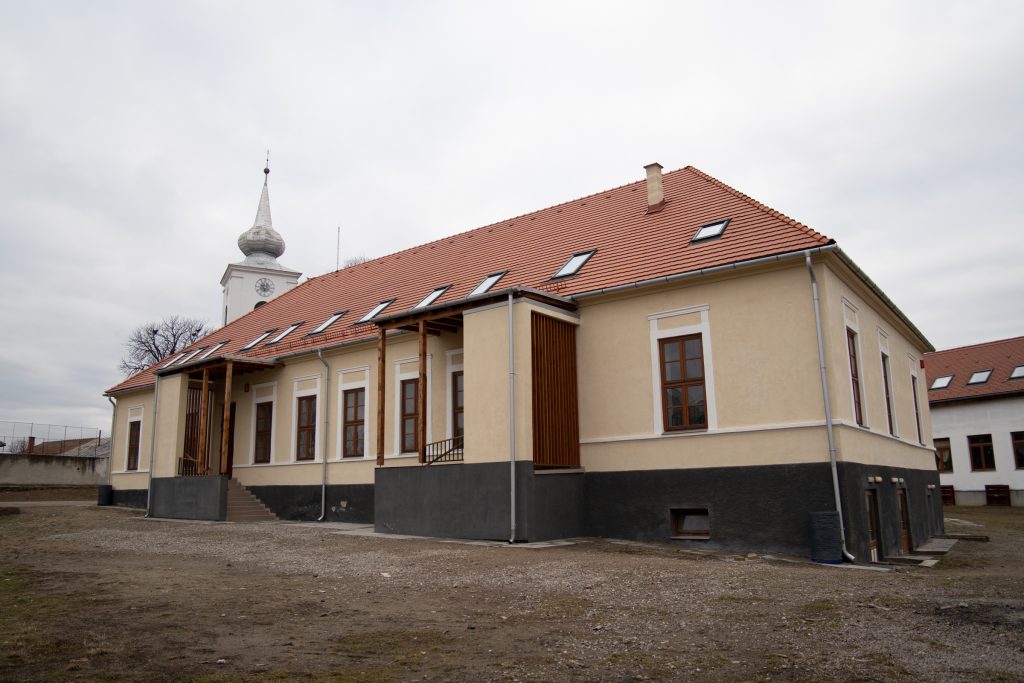 Két éve elkészült az új iskolaépület, és nem lehet használni a tűzoltók jóváhagyásának hiánya miatt. Fotó: Tuchiluș Alex