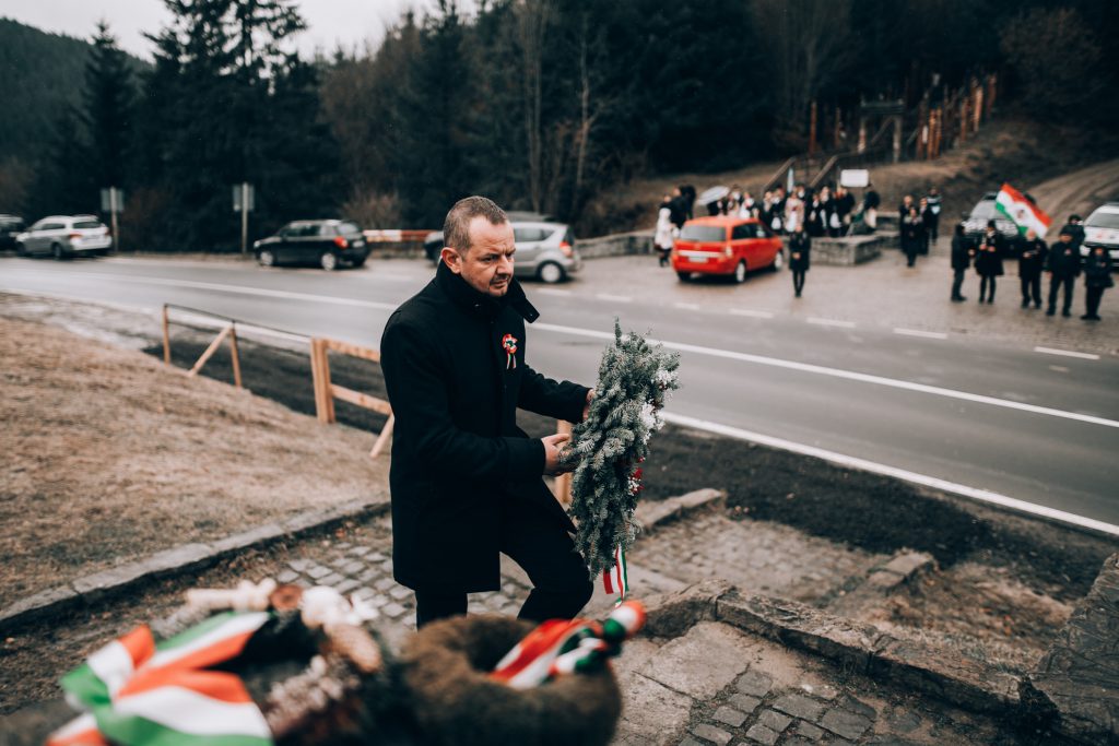 A kézdivásárhelyi önkormányzat részéről Szilveszter Szabolcs alpolgármester helyezte el a kegyelet koszorúját. Fotó: Dénes Botond