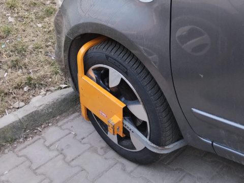 Törvényes vagy sem a kerékbilincs használata az áruházak parkolójában?