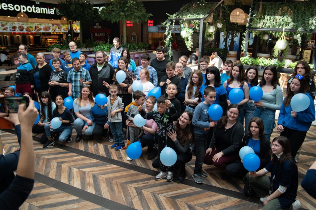 Oktatók, családtagok, diákok és autizmussal küzdők gyűltek össze. Fotó: Tuchiluș Alex