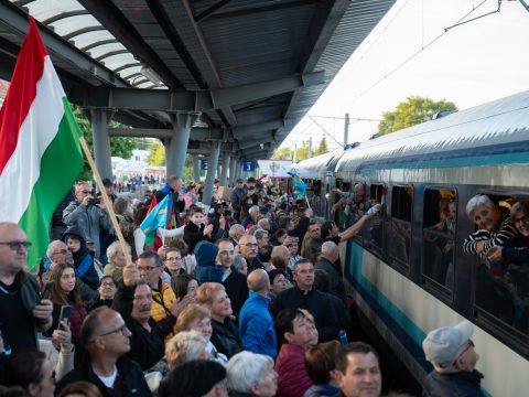 Székelyek ezreinek hangja kíséri az anyaországi zarándokokat Csíksomlyóra