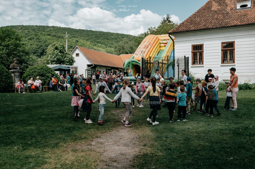 Újra benépesülhet kicsikkel és nagyokkal a múzeum udvara. Fotó: Virág István