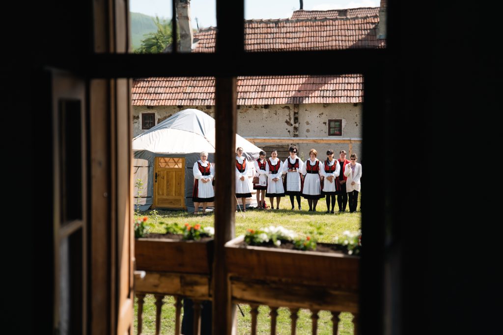 Népi viseletben tisztelegtek a falu asszonyai. Fotó: Tuchiluș Alex