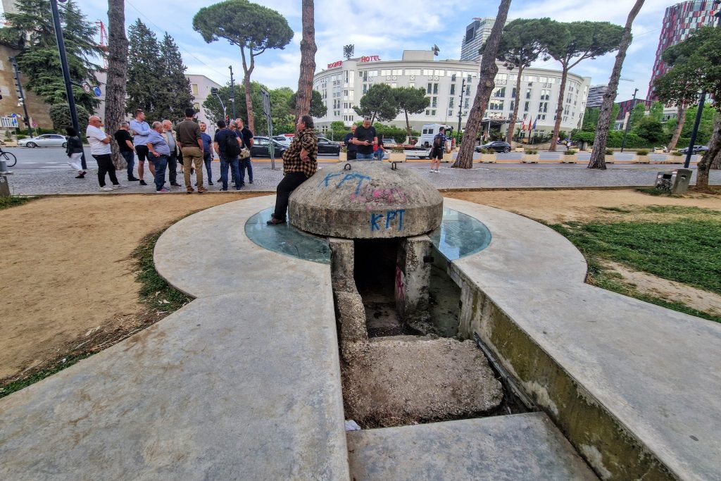 Betonbunker-maradvány Tirana főterén. Fotó: Kocsis Károly