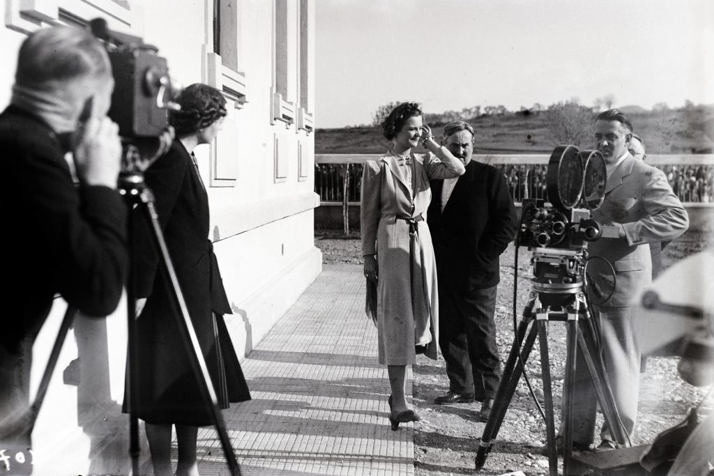 A külföldi filmhíradók riporterei felvételeket készítenek Apponyi Geraldine-ról, mögötte gróf Apponyi Antal Lajos, baloldalt I. Zogu albán király egyik nővére. Fotó: Fortepan/Bojár Sándor