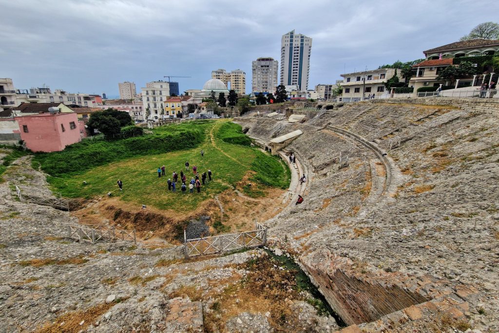 A durrësi amfiteátrum harmada a római Colosseumnak, valamikor 15 ezer ember befogadására volt alkalmas. Fotó: Kocsis Károly