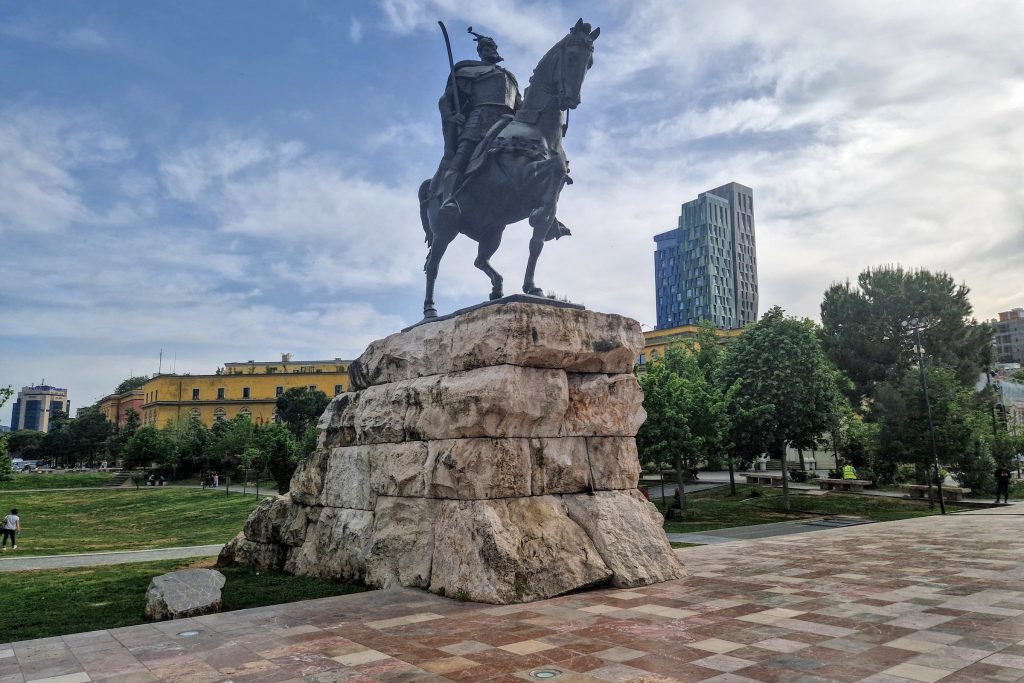 Szkander bég szobra Tirana főterén. Fotó: Kocsis Károly