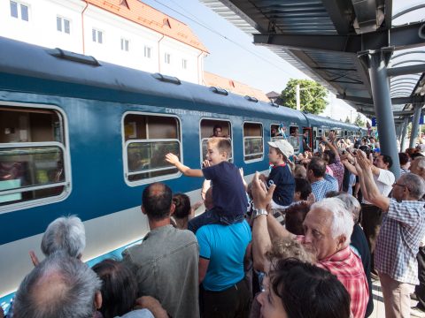 Nemzeti dalokkal és székely finomságokkal köszöntik a Csíksomlyóra tartó zarándokokat Háromszéken