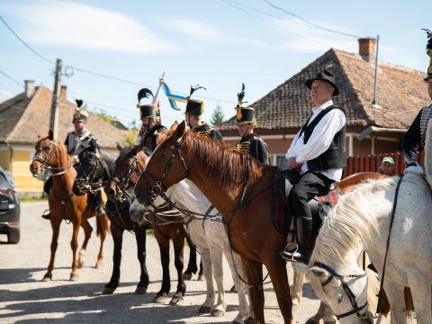 Huszártoborzót tartanak az Olt menti falvakban