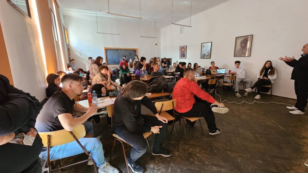 Diákoknak ismerteti a szakképzési lehetőségeket Mayer Gyula. Fotó: Kézdivásárhelyi Kanta Szakképző Központ/Facebook