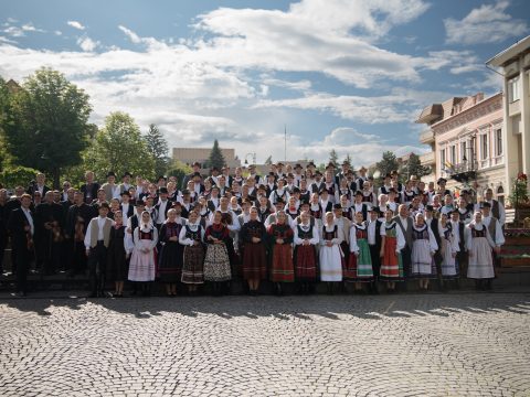 Száz erdélyi néptáncos szíve egy ritmusra dobbant