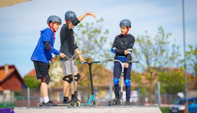 Mágnesként vonzza a gyerekeket és fiatalokat az új skatepark