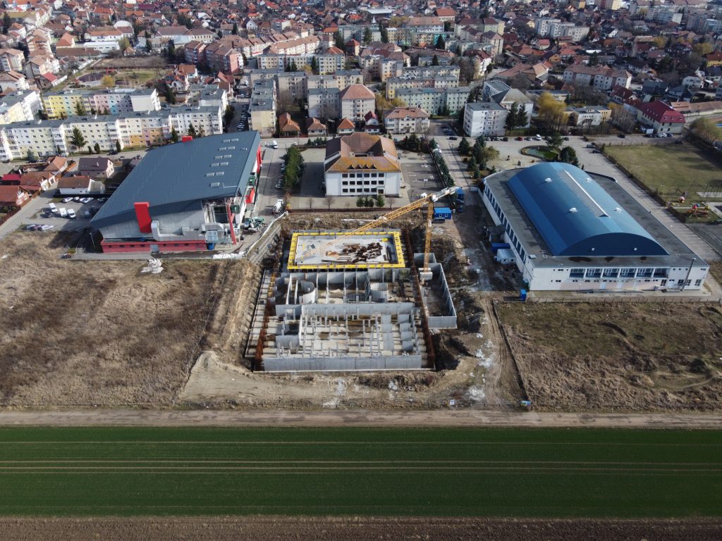 A műjégpálya és a sportcsarnok közvetlen szomszédságában épül az új létesítmény. Fotó: Tuchiluș Alex