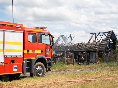 Állatokat menekítettek ki a lángoló istállóból Szépmezőn