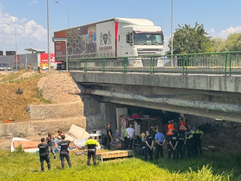 Híd alá költözött a kilakoltatott család, de elzavarták