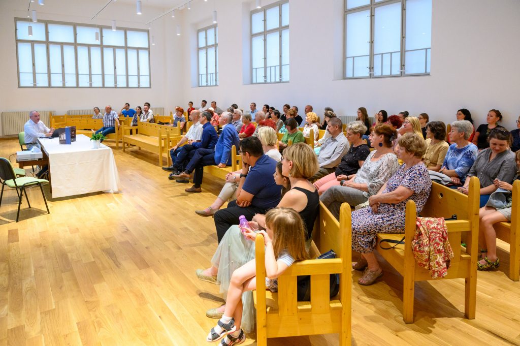 Nagy érdeklődés övezte a könyvbemutatót. Fotó: Vargyasi Levente