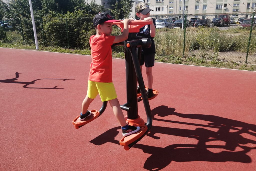 Sok erősítési lehetőséget kínáló fitnesszpark csábítja a gyerekeket és felnőtteket egyaránt. Fotó: Bodor Tünde