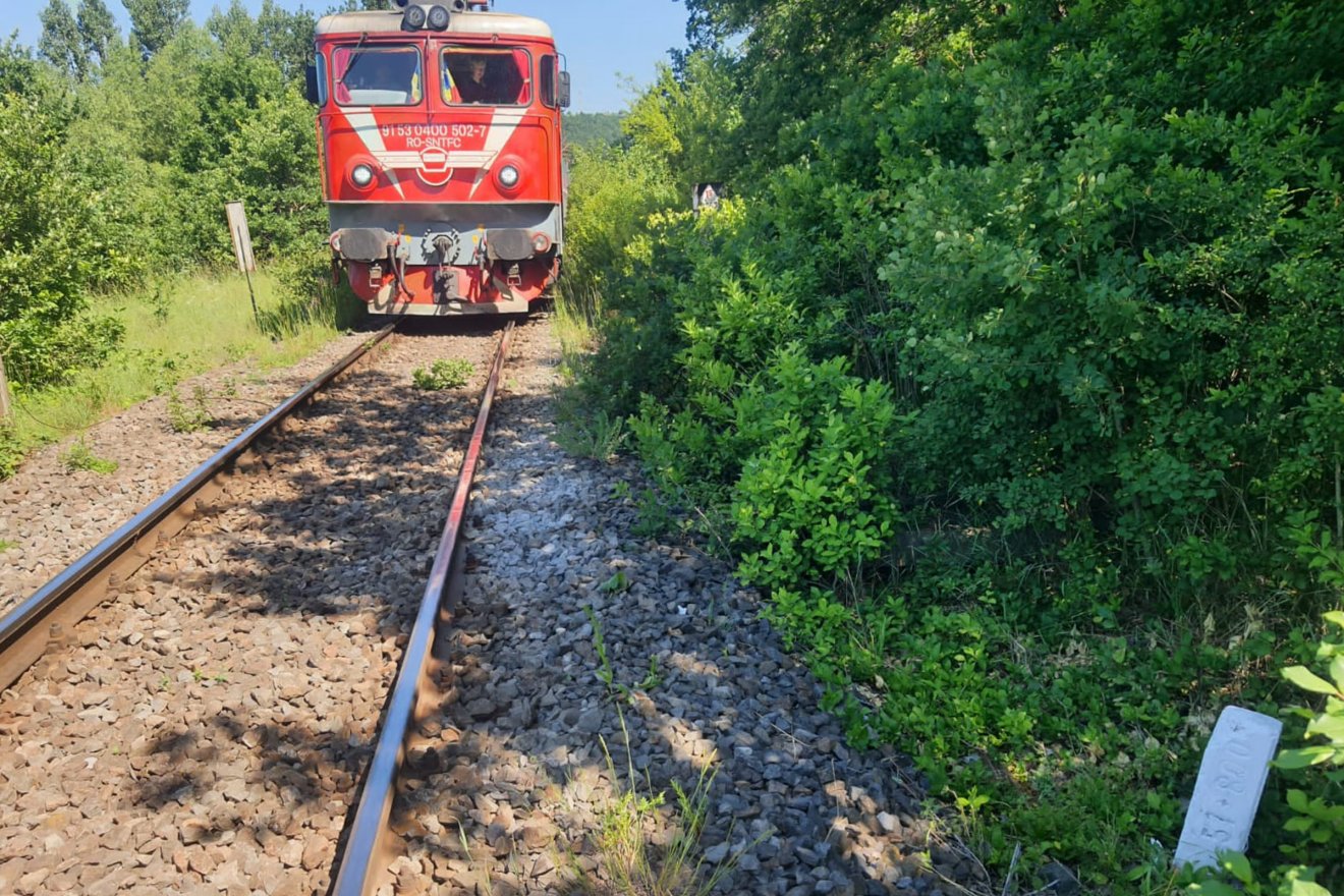 Áramütés miatt a sínek közé esett egy férfi Málnásnál, majd halálra gázolta a vonat