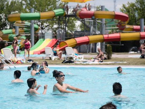 A csúszdák hiányát és zsebüket is fájlalják a sepsiszentgyörgyi strandolók