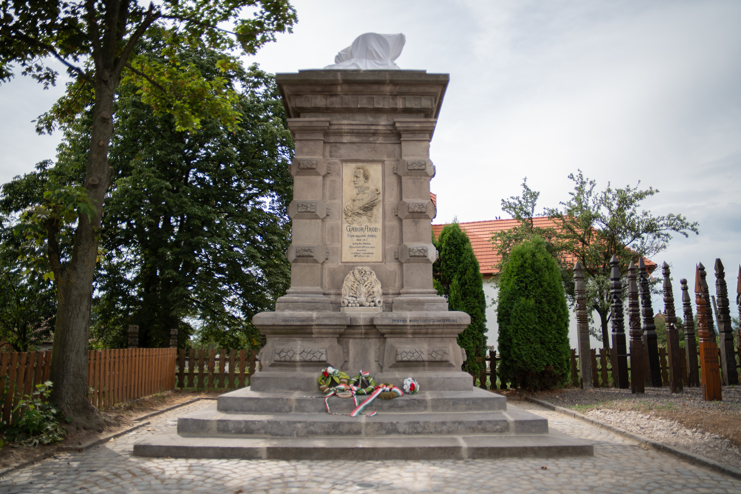 Felavatása után 132 évvel fejezik be Gábor Áron eresztevényi síremlékét