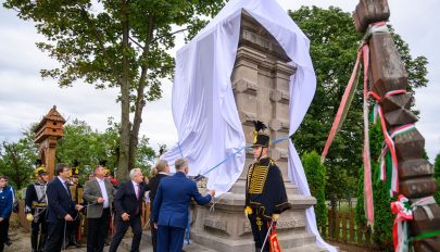 Felavatták Gábor Áron megújult síremlékét Eresztevényben