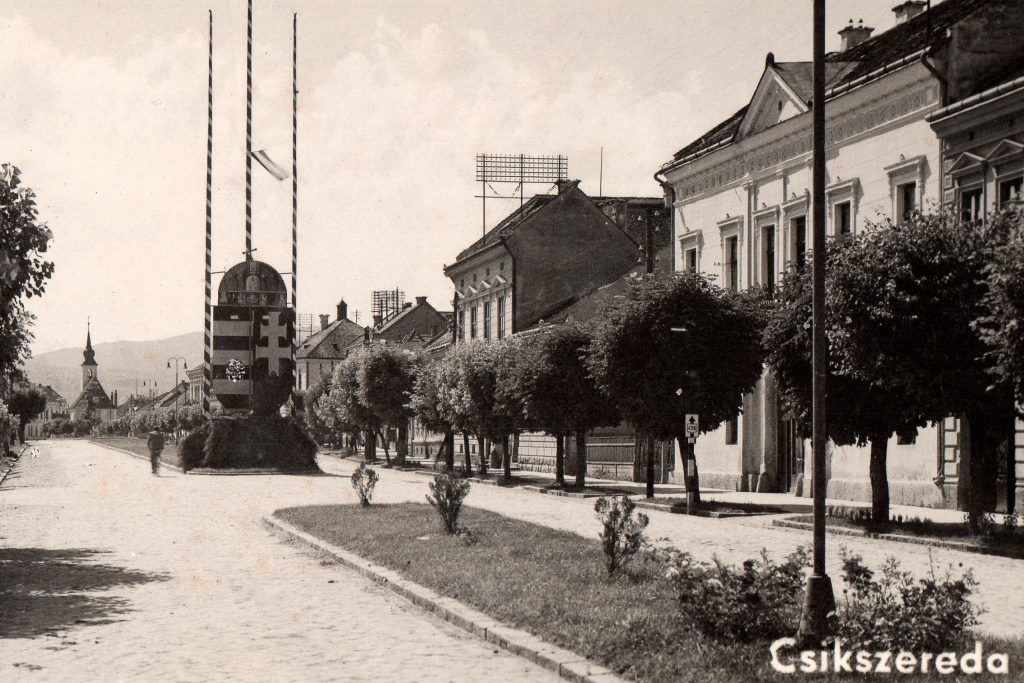 Országzászló Csíkszeredában. Fotó: Pethő Csongor gyűjteményéből