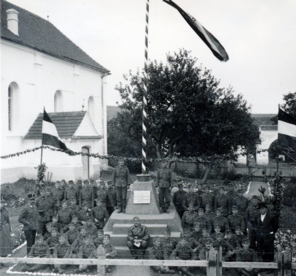 Homoródszentpálnak a bevonuló magyar katonák adományoztak országzászlót. Fotó: Fortepan/Tordai György