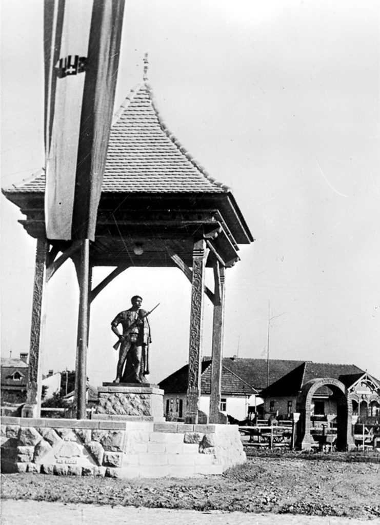 Országzászló és határőr-emlékmű Kovásznán. Fotó: OSZK Fényképtár/Szabó Dénes