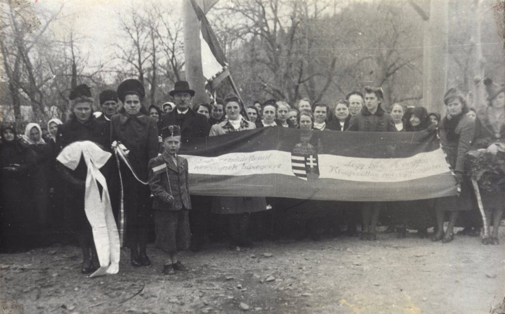 Az orbaiszéki Papolcon 1942 márciusában avattak országzászlót. Fotó: Bede Erika gyűjteményéből