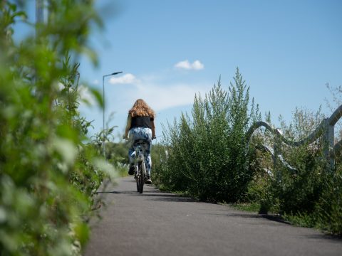 A kívántnál is „természetközelibb” élményt nyújt a sepsiszentgyörgyi új kerékpárút