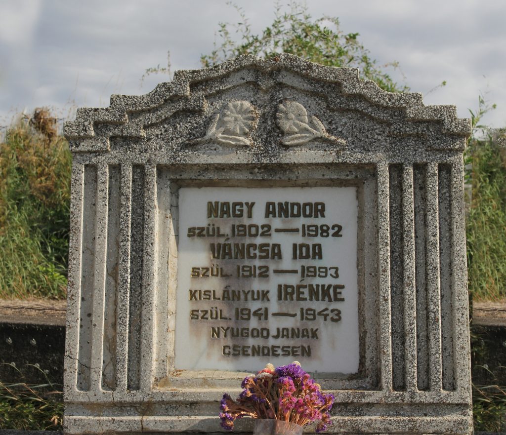 Sírhely a vártemplomi temetőben. Fotó: Kocsis Károly