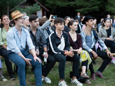 Itt bármi történik, csak jó lehet – hetedhét országból visszajárnak a zabolai cigányfolklórtáborba