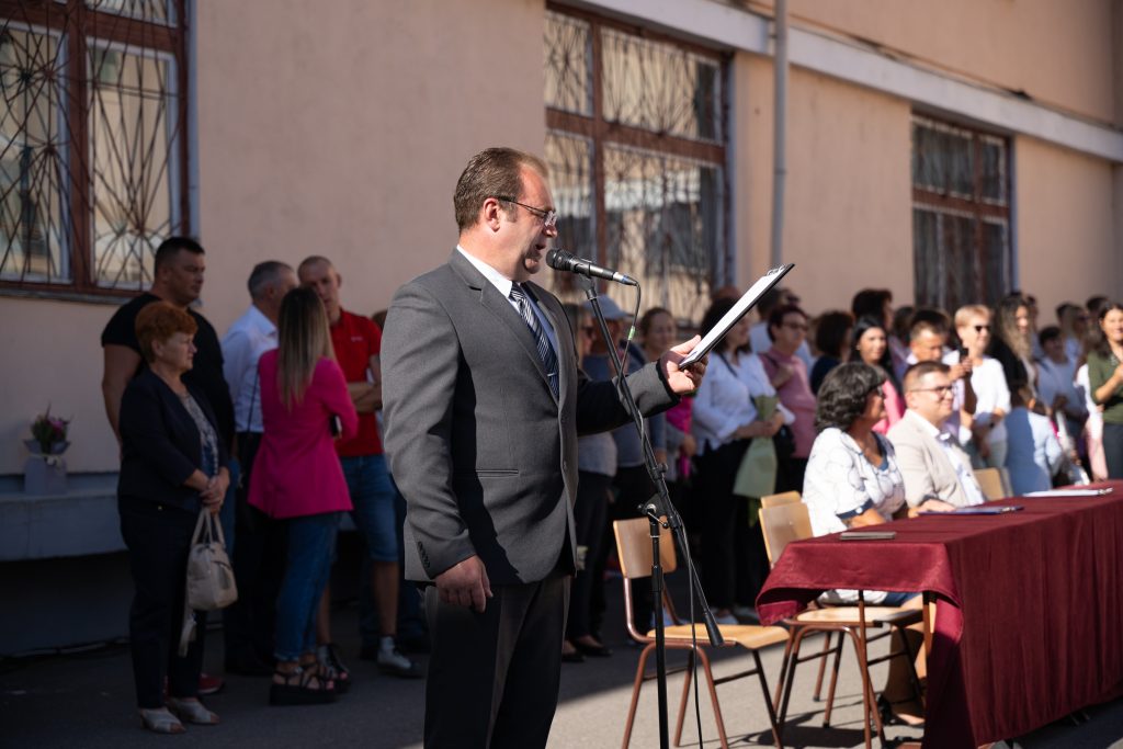 Lázár Raymond igazgatónak már most fáj a fej az új iskolai rendszabály be nem tartható előírásai miatt. Fotó: Tuchiluș Alex