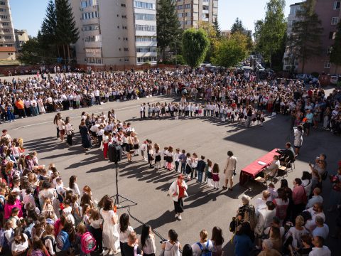 Vadonatúj bútorok, okostáblák a diákoknak, kihívások az iskolaigazgatóknak – nemcsak a Váradiban