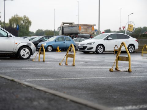 Újabb ingyenes parkolók válnak fizetőssé Sepsiszentgyörgyön