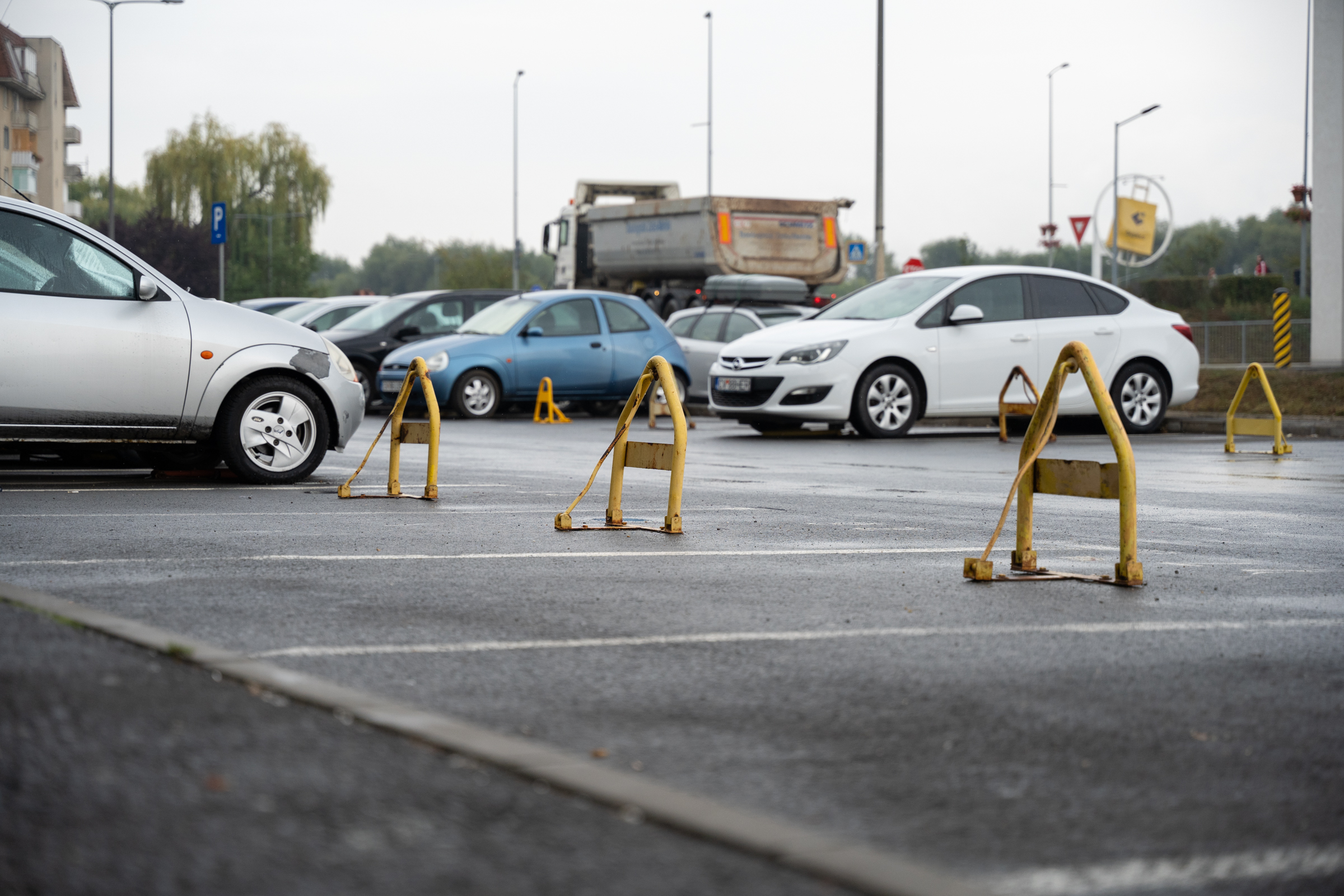 Újabb ingyenes parkolók válnak fizetőssé Sepsiszentgyörgyön