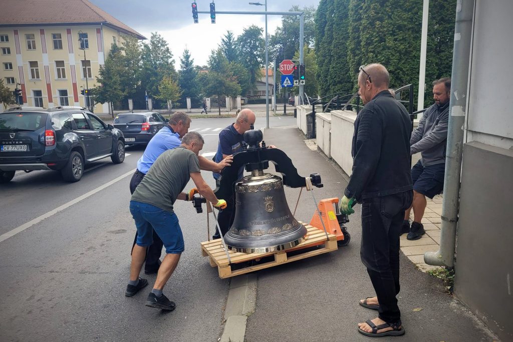 Múlt pénteken érkezett meg „A türelmesség harangja”. Fotó: Sepsiszentgyörgyi Unitárius Egyházközség/Facebook