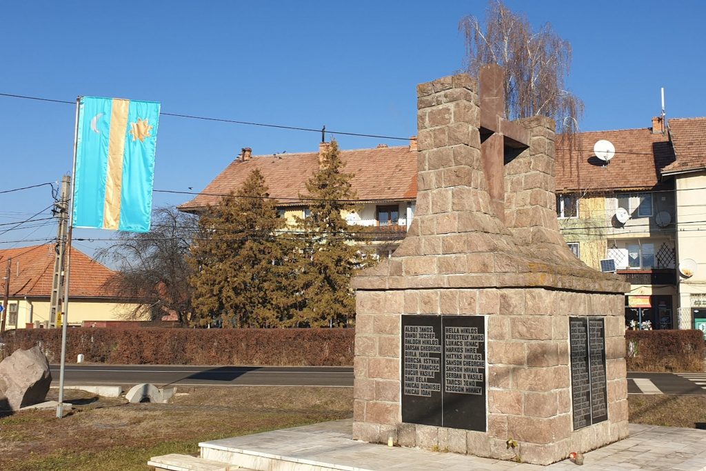 Az ozsdolai hősök emlékműve. Foroghatnak a sírjukban. Fotó: Kocsis Károly