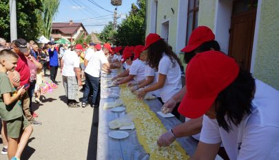 Magánrepülőgéppel érkezett megkóstolni a 60 méteres túrós puliszkát