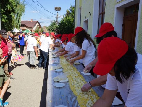 Magánrepülőgéppel érkezett megkóstolni a 60 méteres túrós puliszkát