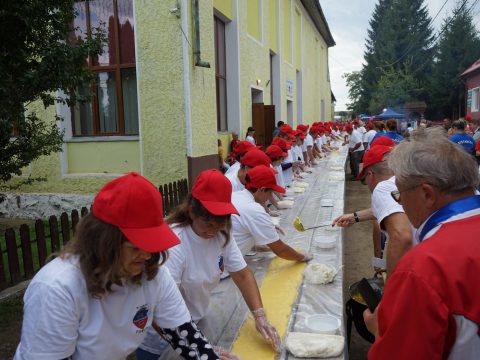 Torján ismét 60 méteres túrós puliszkát készítenek