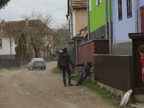 500 lejünk bánhatja, ha az utcán sörözünk