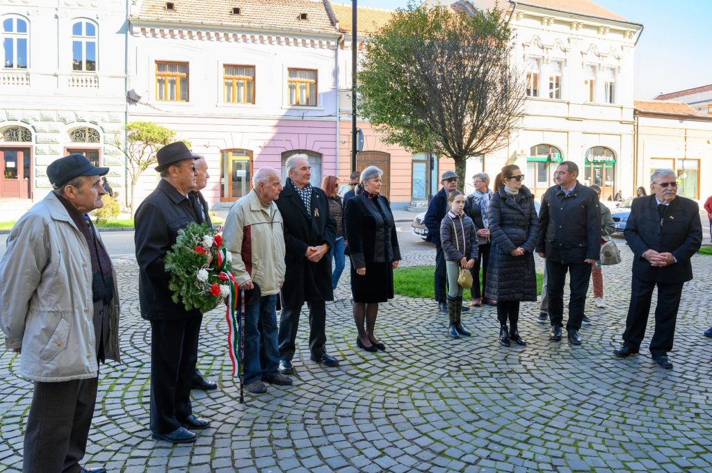 A polgármesteri hivatalnál csak maroknyi megemlékező koszorúzott. Fotó: Vargyasi Levente