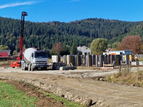 A medvéket távol, fiataljait közel tartaná Kommandó