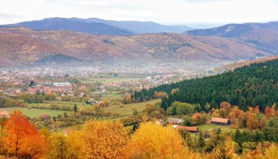 Sárkány módjára repülő és rúdnyi hosszúságú tüzes jel az égen