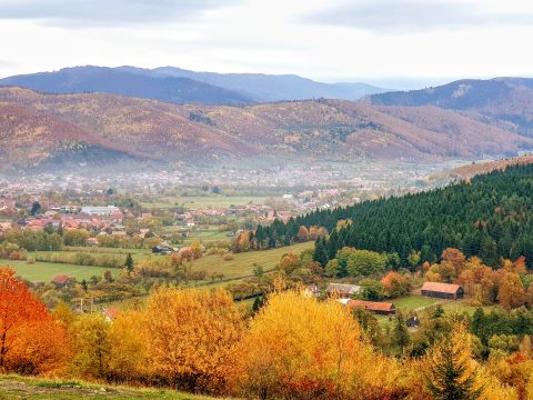 Sárkány módjára repülő és rúdnyi hosszúságú tüzes jel az égen